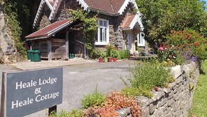 Un bâtiment en pierre sur lequel on peut lire l’inscription : « Heale Lodge et Heale Cottage ».