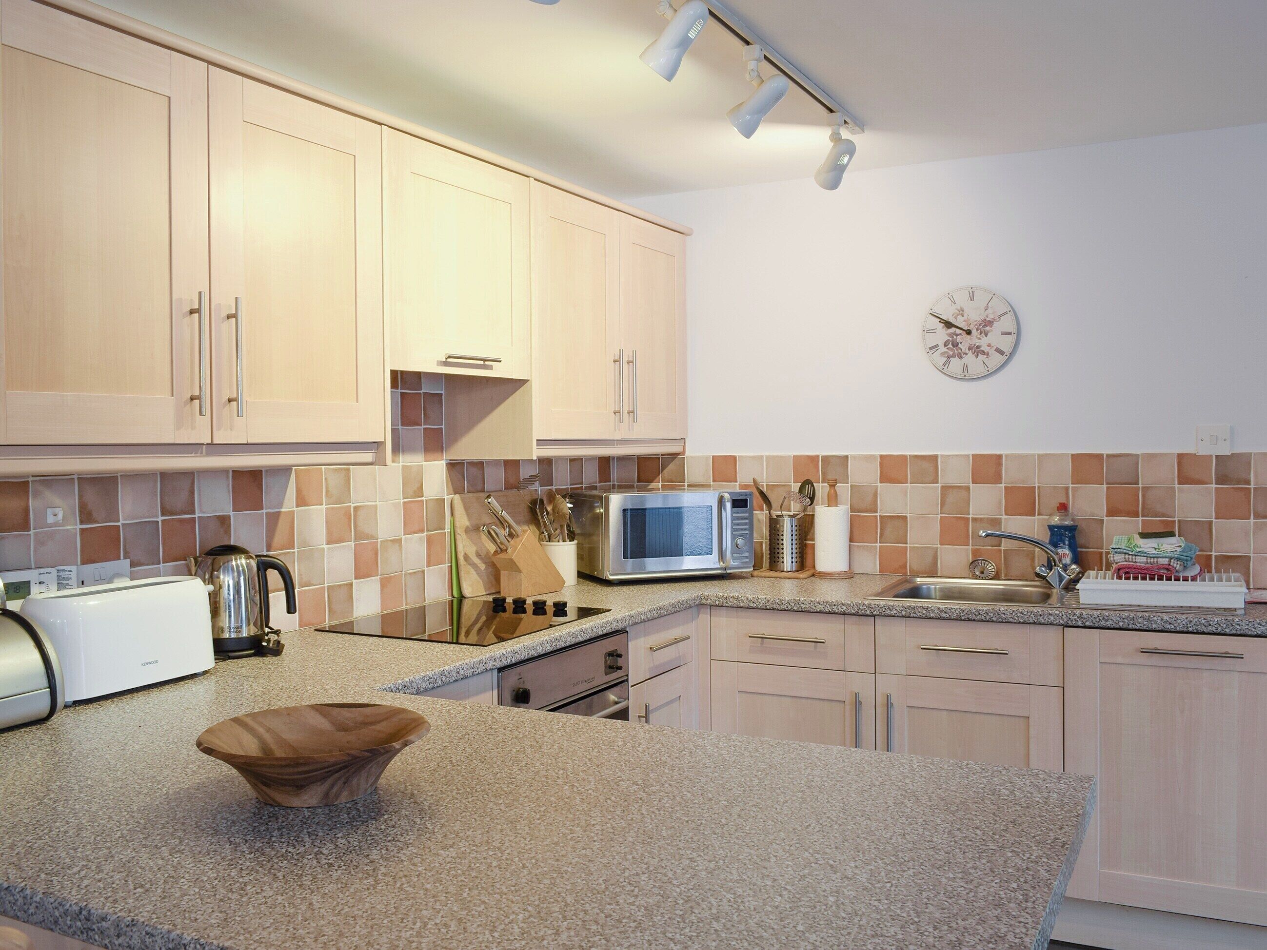 Diskmaskin, barnstol och grytor/köksredskap