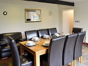Dining - 3 bedroom accommodation in Buxworth, High Peak (Buxworth, High Peak)