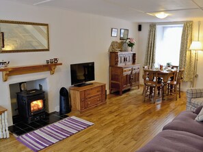 Fireplace - 2 bedroom accommodation in Baycliff (Baycliff)