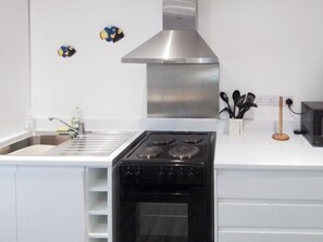 Køleskab, ovn, elkedel, højstol