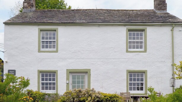 A white building with three windows and two chimneys. - 3 bedroom accommodation in Helton (Helton)