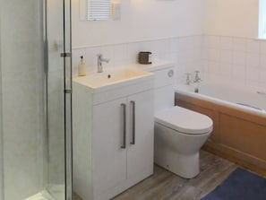 Bathroom - 3 bedroom accommodation in Helton (Helton)