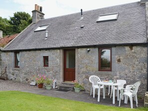 Outdoor dining - 3 bedroom accommodation in Cairneyhill near Dunfermline (Cairneyhill near Dunfermline)