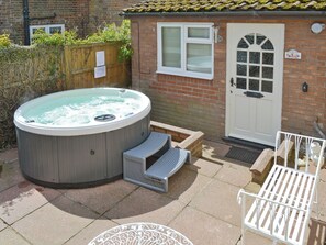 Outdoor spa tub - Sweet Pea Cottage- 28322 (Holt)