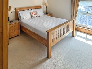 4 عدّة غرف نوم وواي فاي مجانًا وملاءات أسرّة