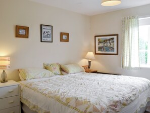 4 bedrooms, bed sheets - 4 bedroom accommodation in Newent, Forest of Dean (Newent, Forest of Dean)