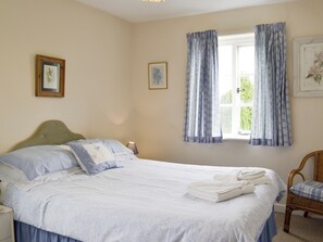4 bedrooms, bed sheets - 4 bedroom accommodation in Newent, Forest of Dean (Newent, Forest of Dean)