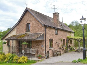 Exterior - 4 bedroom accommodation in Lea, near Ross-on-Wye (Lea, near Ross-on-Wye)