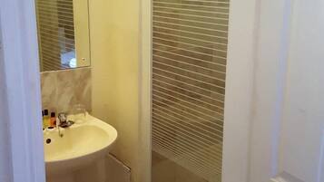Shower, free toiletries, towels