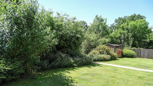 A well-maintained garden with a variety of plants and a wooden fence. - 2 bedroom accommodation in Leiston, near Aldeburgh (Leiston, near Aldeburgh)