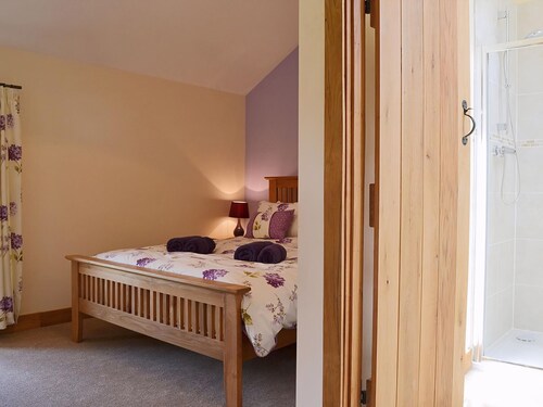 3 bedroom accommodation in near Llanwrthwl, Powys