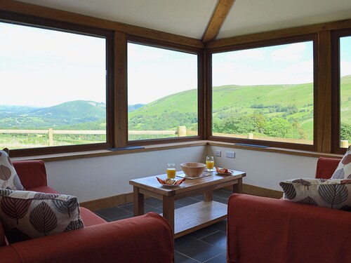 3 bedroom accommodation in near Llanwrthwl, Powys