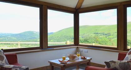 3 bedroom accommodation in near Llanwrthwl, Powys