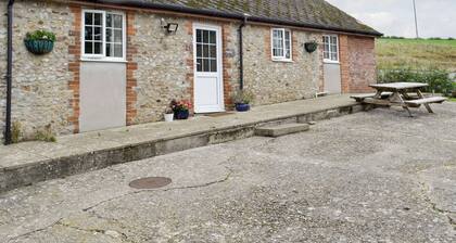 2 bedroom accommodation in Wootton Fitzpaine, near Charmouth
