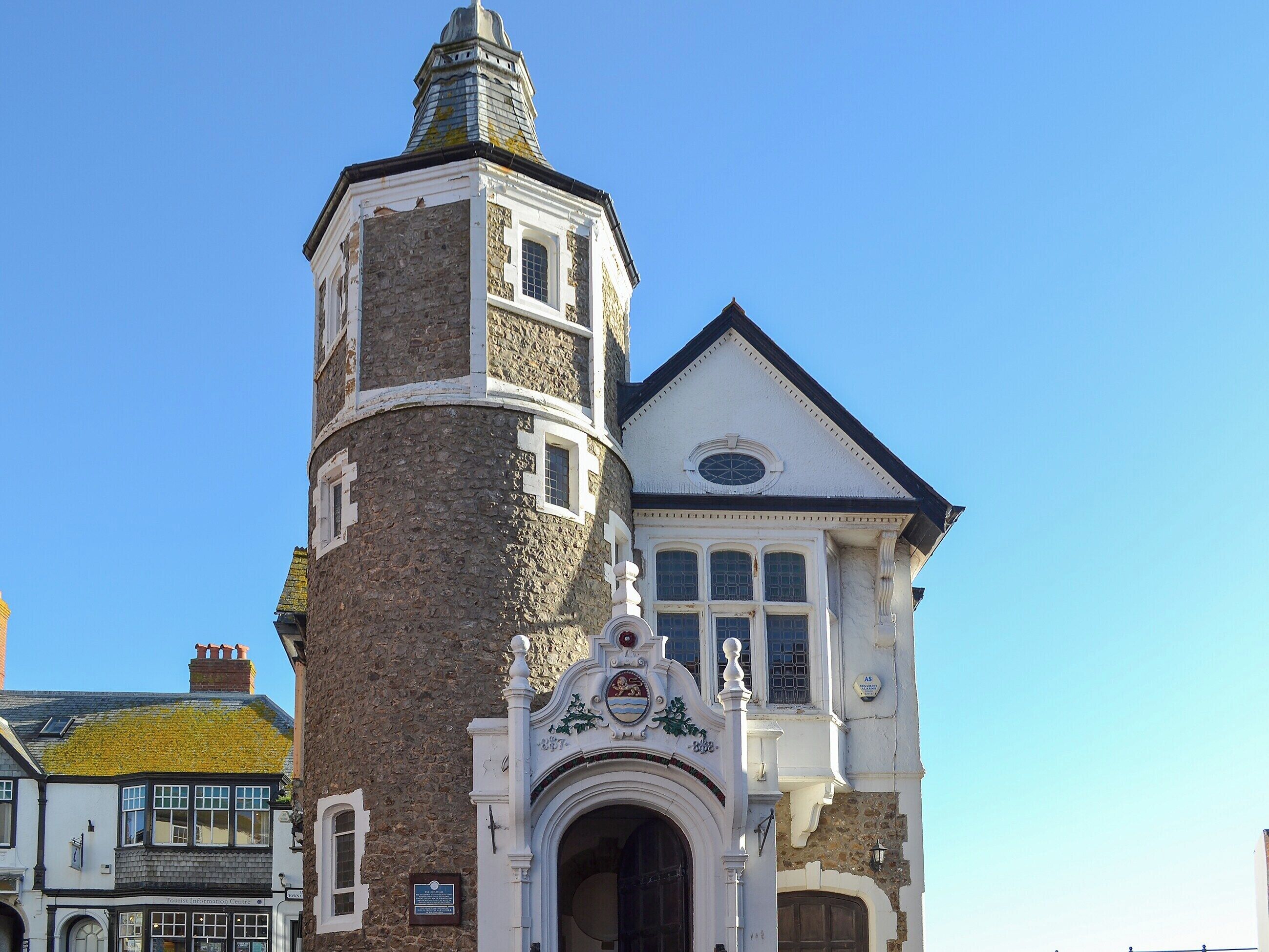 Ein historisches Gebäude mit einem markanten Turm und einem traditionellen Eingang.