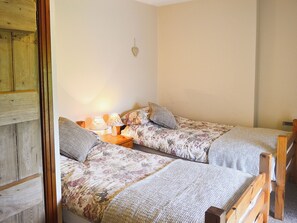 2 bedrooms, free WiFi, bed sheets - 2 bedroom accommodation in Near Abersoch (Near Abersoch)