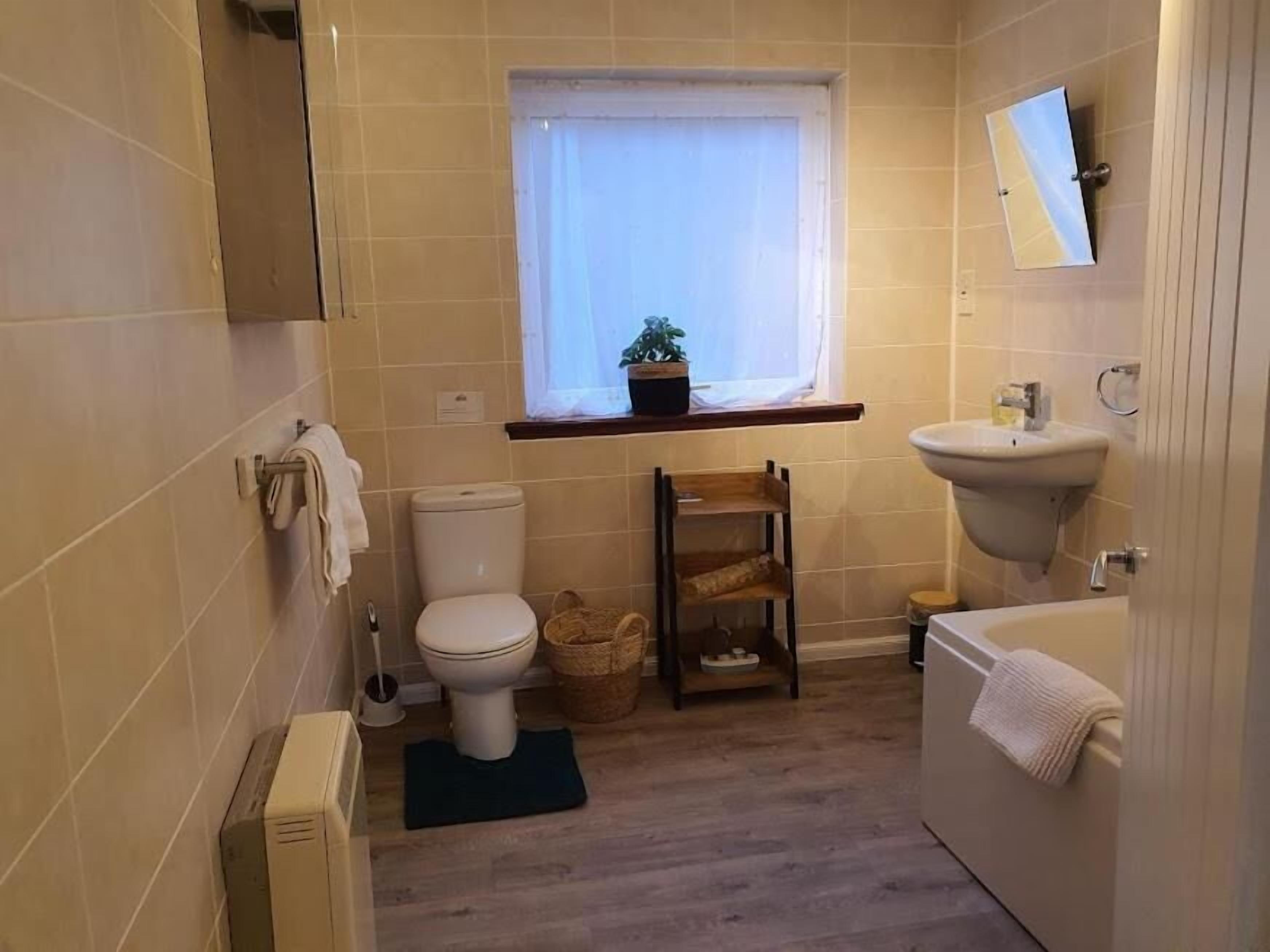 Een haardroger, handdoeken, shampoo