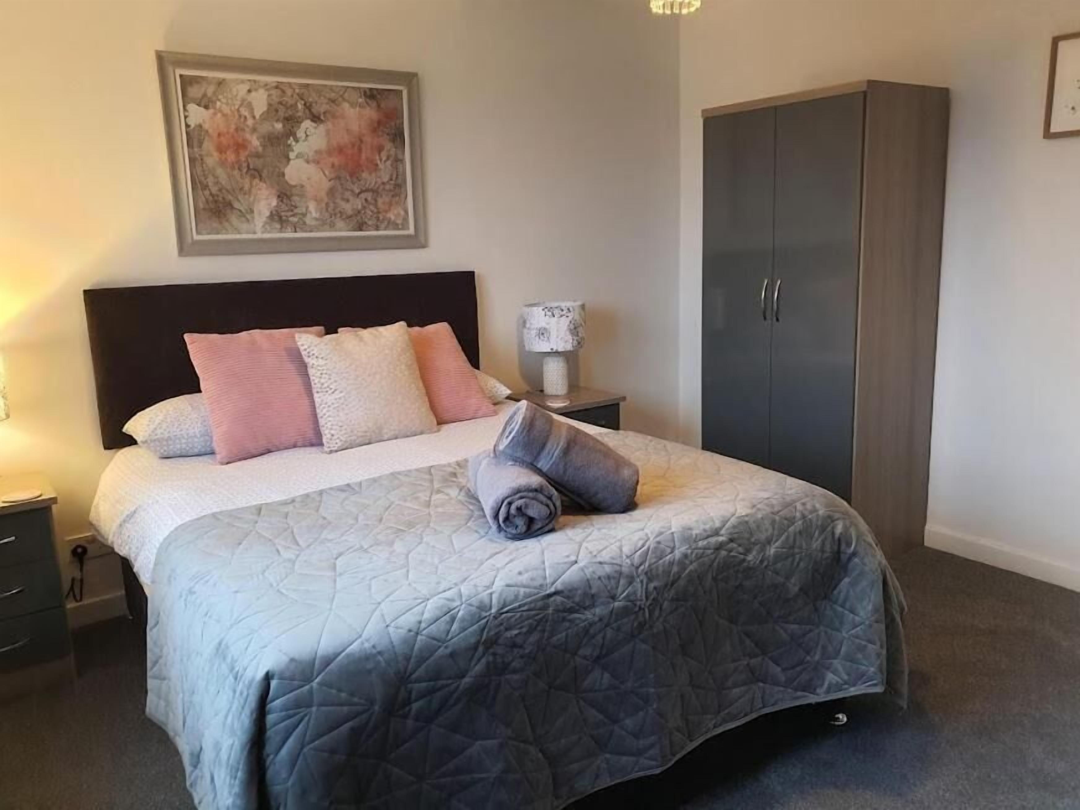 2 slaapkamers, een strijkplank/strijkijzer, gratis wifi, beddengoed