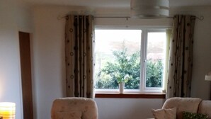A living room with two sofas, a coffee table, and a patterned rug. - Tigh Na Fraoch, (Skeabost)