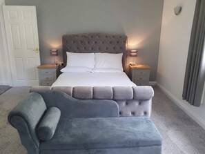 3 bedrooms, free WiFi, bed sheets, wheelchair access