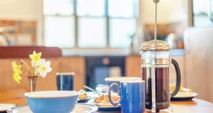 HOLLOW CREEK COTTAGE - 28012