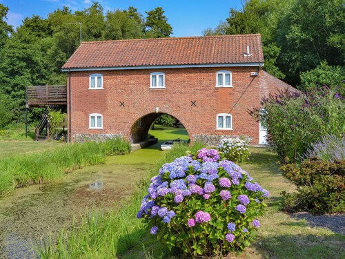 3 bedroom accommodation in Irstead, Norwich