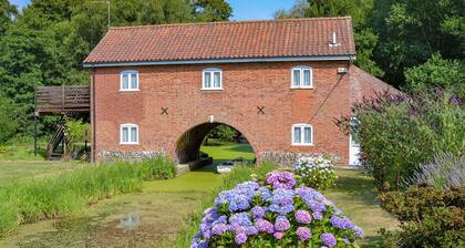 3 bedroom accommodation in Irstead, Norwich