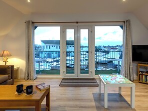 TV - 4 bedroom accommodation in Wroxham (Wroxham)