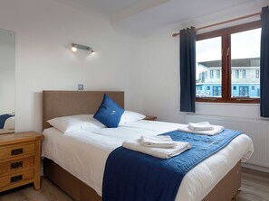 4 bedrooms, free WiFi, bed sheets - 4 bedroom accommodation in Wroxham (Wroxham)