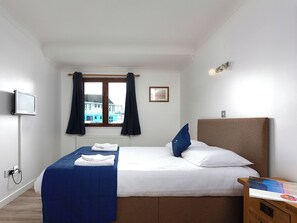 4 bedrooms, free WiFi, bed sheets - 4 bedroom accommodation in Wroxham (Wroxham)