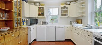 7 bedroom accommodation in Acton, near Langton Matravers