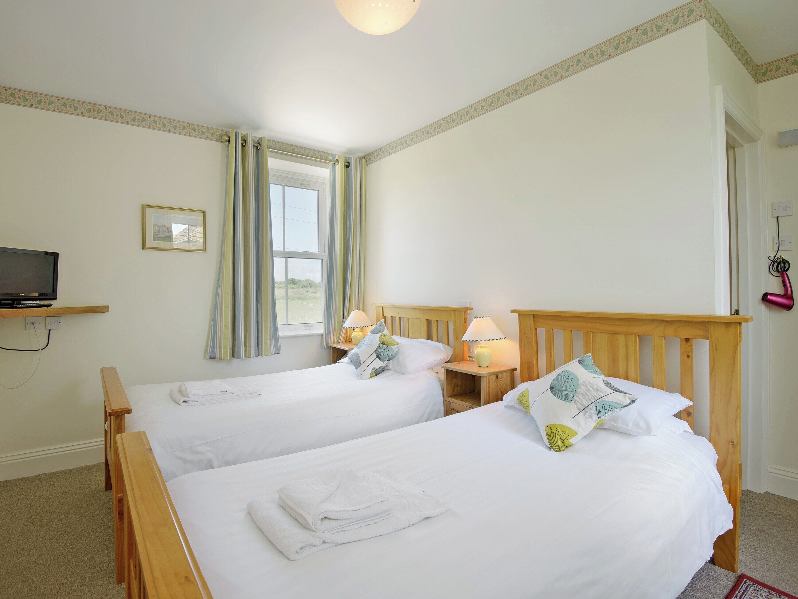7 bedrooms, WiFi (free), bed sheets