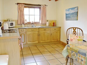 Chaise haute, batterie de cuisine, vaisselle et ustensiles