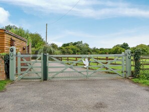 Property grounds - 1 bedroom accommodation in Clenchwarton, near King&rsquo;s Lynn (Clenchwarton, near King&rsquo;s Lynn)