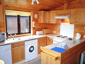 غسالة أطباق، كرسي للأطفال، مستلزمات طهي/أطباق/أوعية