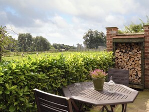 Outdoor dining - 1 bedroom accommodation in Buttercrambe, near York (Buttercrambe, near York)