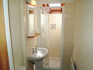 Towels - Charming character cottage within a 5-minute level stroll of the town centre. (Keswick)