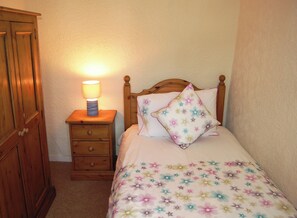 2 bedrooms, free WiFi, bed sheets - Charming character cottage within a 5-minute level stroll of the town centre. (Keswick)