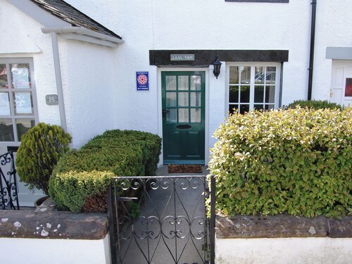 Charming character cottage within a 5-minute level stroll of the town centre.