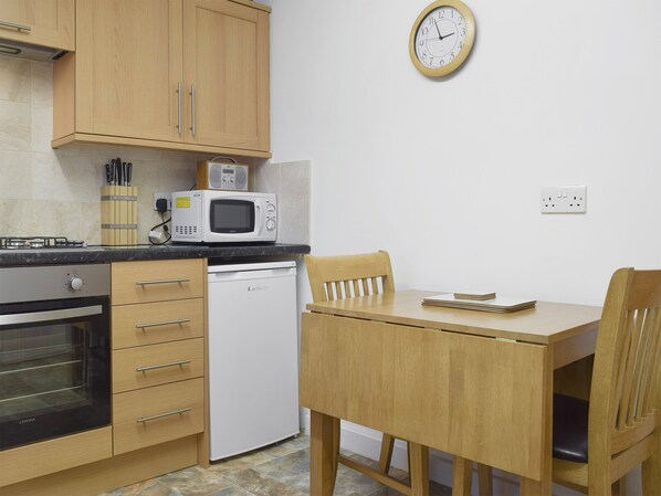 Private kitchen - Charming character cottage within a 5-minute level stroll of the town centre. (Keswick)