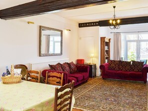 TV, fireplace - 3 bedroom accommodation in Hunstanton (Hunstanton)