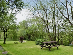 Outdoor dining - 2 bedroom accommodation in Hope Valley (Hope Valley)