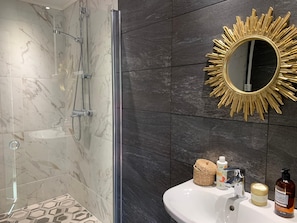 Shower, free toiletries, towels - Wherever Boutique Hostel (Rovaniemi)