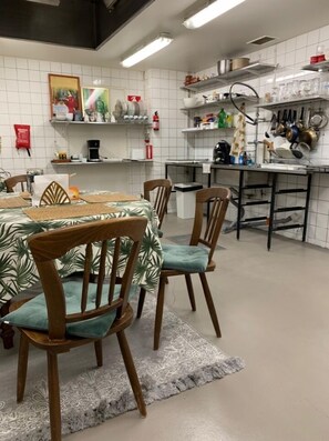 Fridge, microwave, coffee/tea maker, electric kettle - Wherever Boutique Hostel (Rovaniemi)