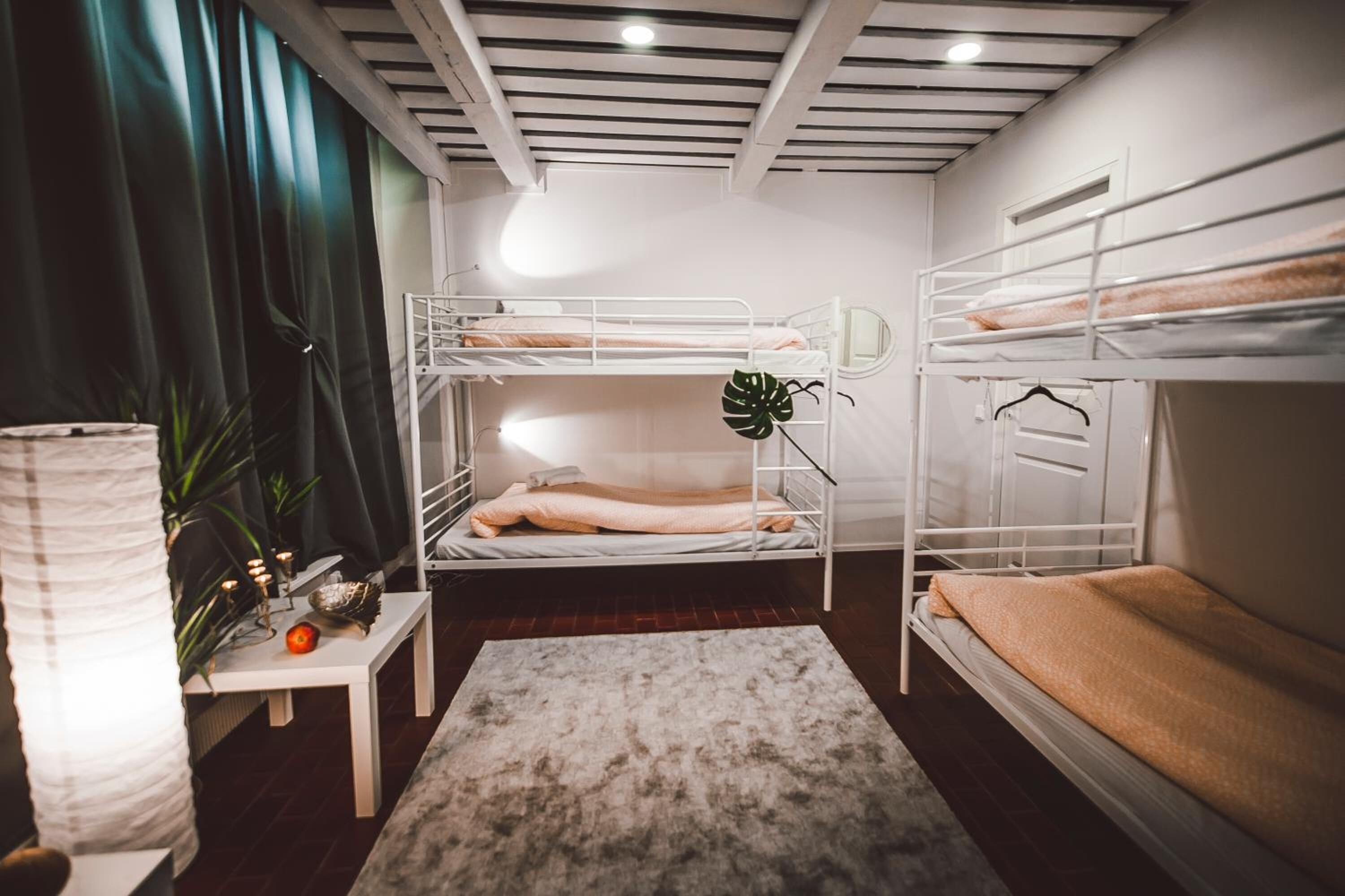 Yksilöllisesti sisustettu, kannettavalle tietokoneelle sopiva työtila