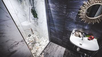 Buồng tắm vòi sen, đồ dùng nhà tắm miễn phí, khăn tắm