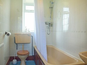 A bathroom with a toilet, a bathtub, and a shower. - 3 bedroom accommodation in Kingswood, near Kington (Kingswood, near Kington)