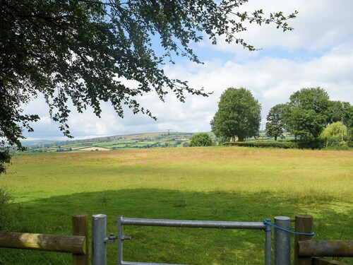 3 bedroom accommodation in Kingswood, near Kington