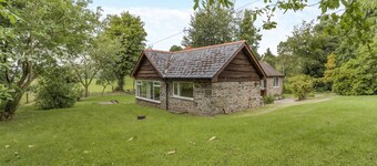 3 bedroom accommodation in Kingswood, near Kington